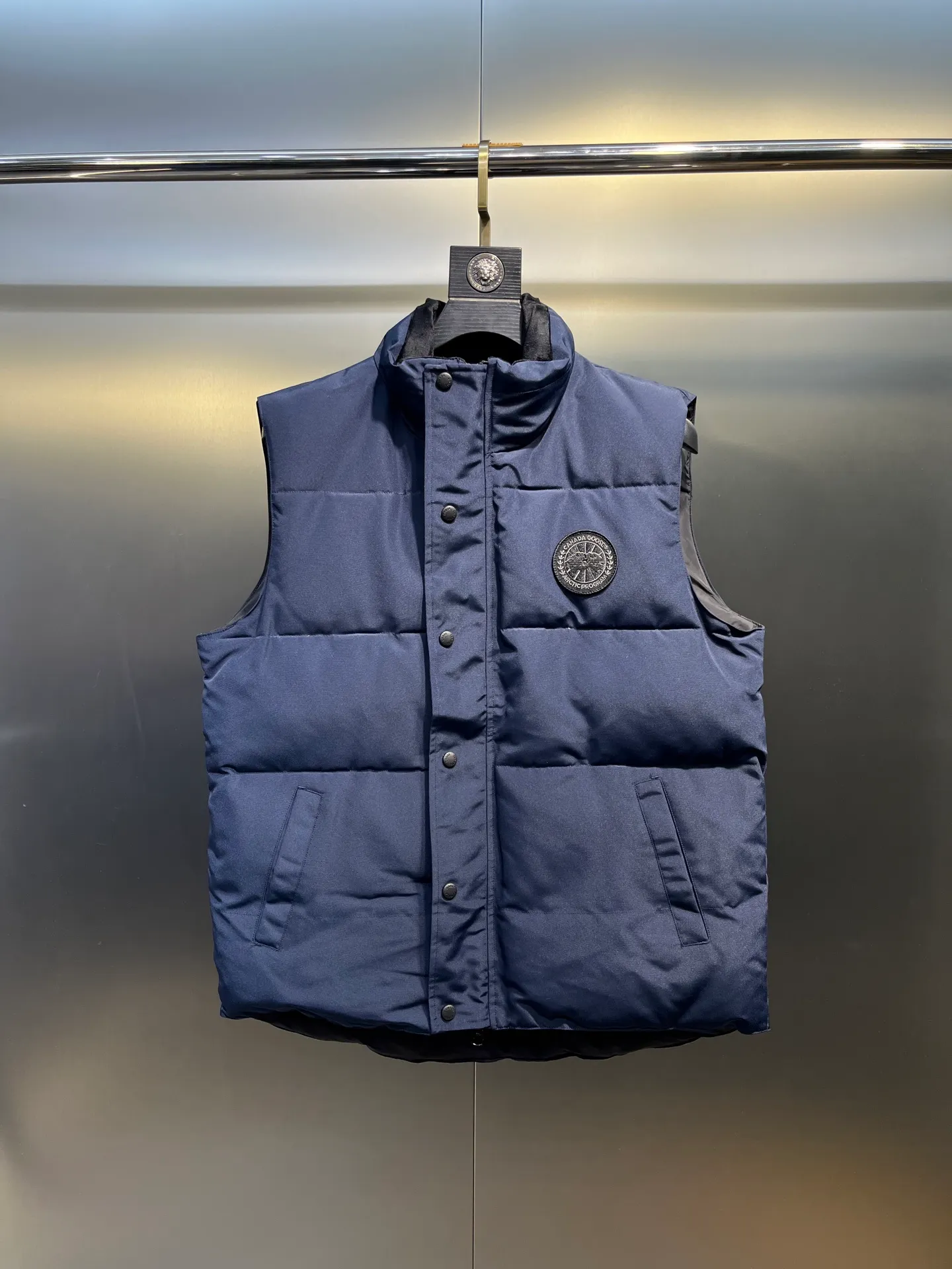 P380 🇨🇦Canada Goose""🇨🇦🌟 Garson down vest has always been recognized as the warmest down jacket. Various Instagram celebrities, Internet celebrities, and celebrities often wear it for street photos. I make Canada Goose every year, but I still can't get rid of my love for it. No matter how cold the days are, there is no need to be afraid, because there is! Filled with 90% white duck down, it is the legendary warmest down jacket and is known as a must-have for Arctic outdoor sports! The most popular down jacket in the world, celebrities are rushing to buy it, it is a must-have!  Size: XS to 2XL